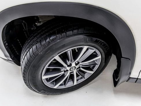 Used 2019 Toyota Highlander XLE AWD/4WD image 11