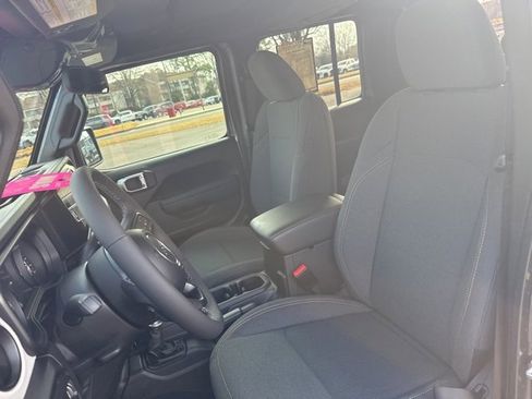 Used 2025 Jeep Gladiator Sport image 19
