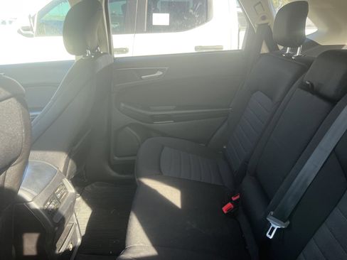 Used 2017 Ford Edge SE image 11