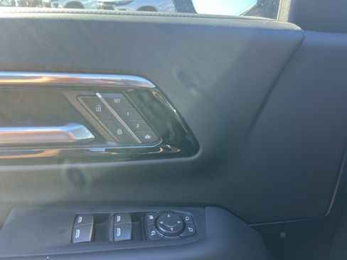 Used 2025 Chevrolet Suburban Z71 w/ Comfort Package image 13