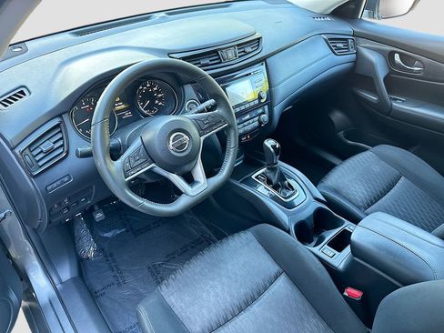 Used 2017 Nissan Rogue SV image 2