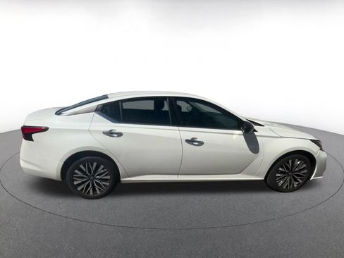 Used 2025 Nissan Altima 2.5 SV FWD image 15