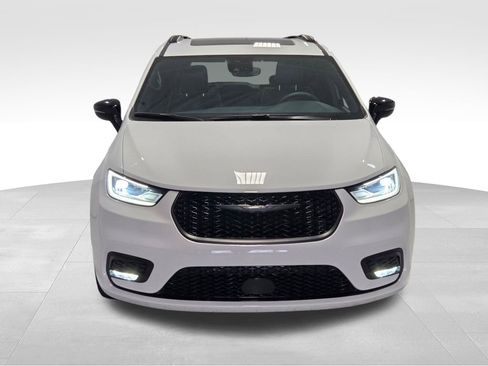 Certified 2025 Chrysler Pacifica Limited image 17