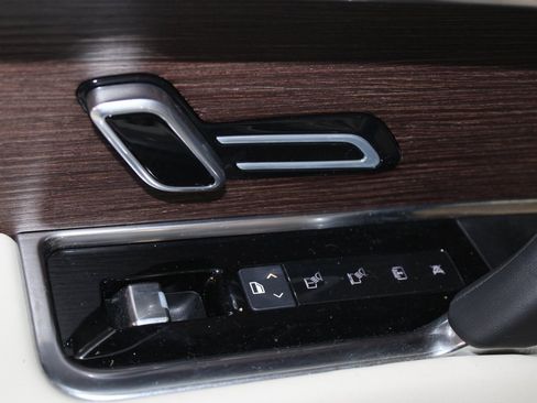 Used 2024 Land Rover Range Rover SE image 12