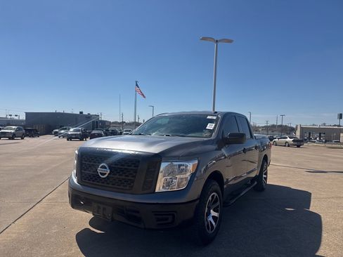 Used 2019 Nissan Titan S image 7