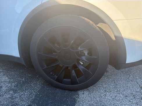 Used 2021 Tesla Model Y Long Range image 3