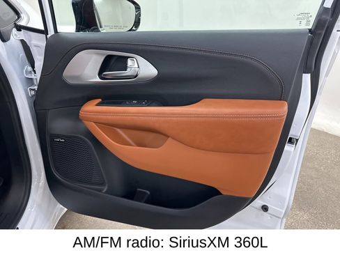 Used 2026 Chrysler Pacifica Pinnacle image 19