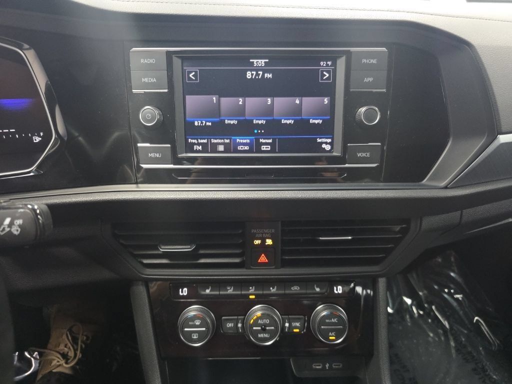 Used 2024 Volkswagen Jetta SE FWD image 18