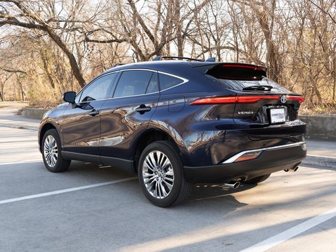 Used 2024 Toyota Venza XLE image 7