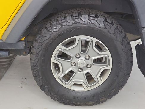 Used 2015 Jeep Wrangler Unlimited Rubicon w/ Connectivity Group image 31