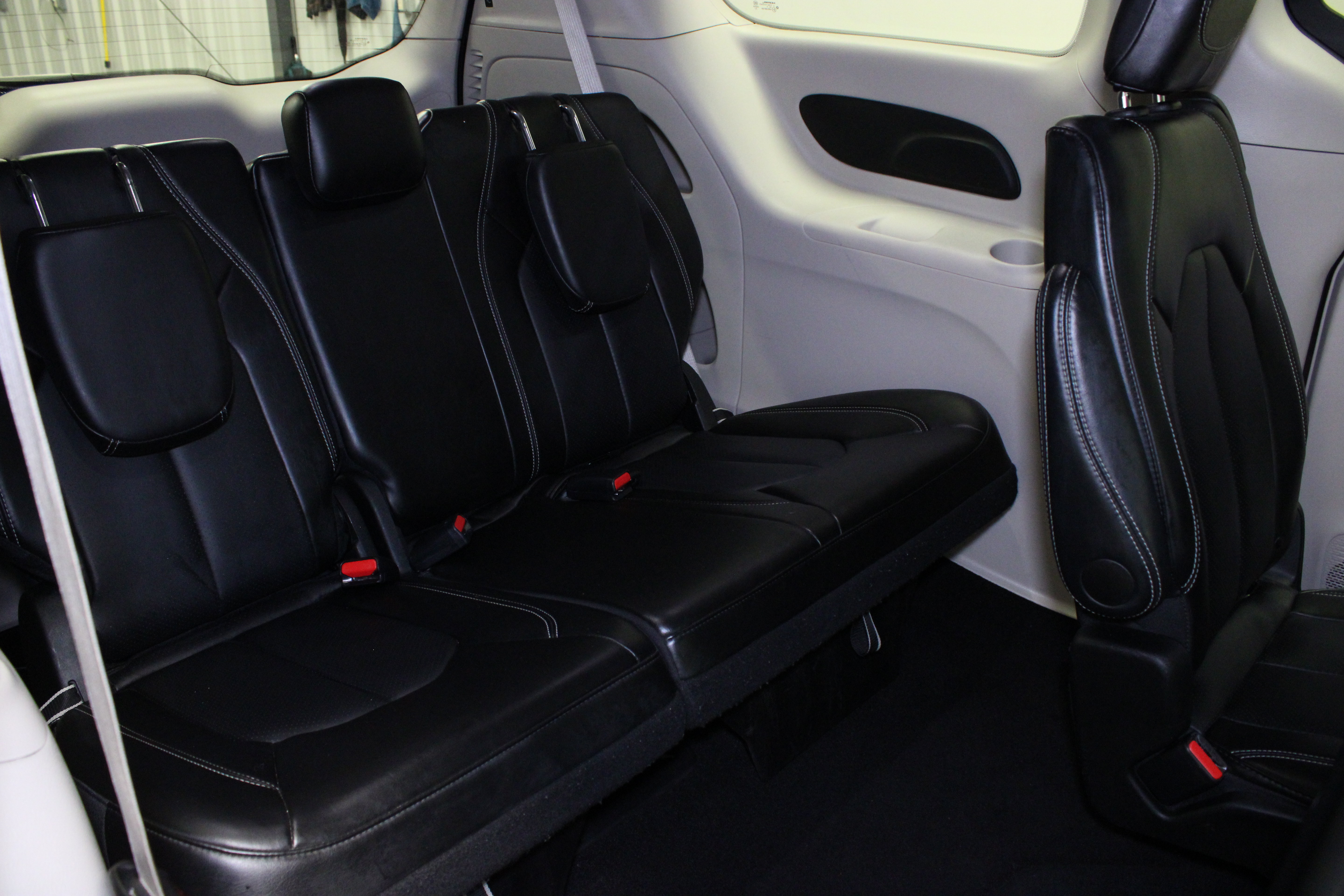Used 2024 Chrysler Pacifica Touring-L FWD image 16