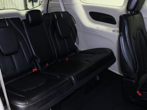 Used 2024 Chrysler Pacifica Touring-L FWD image 16