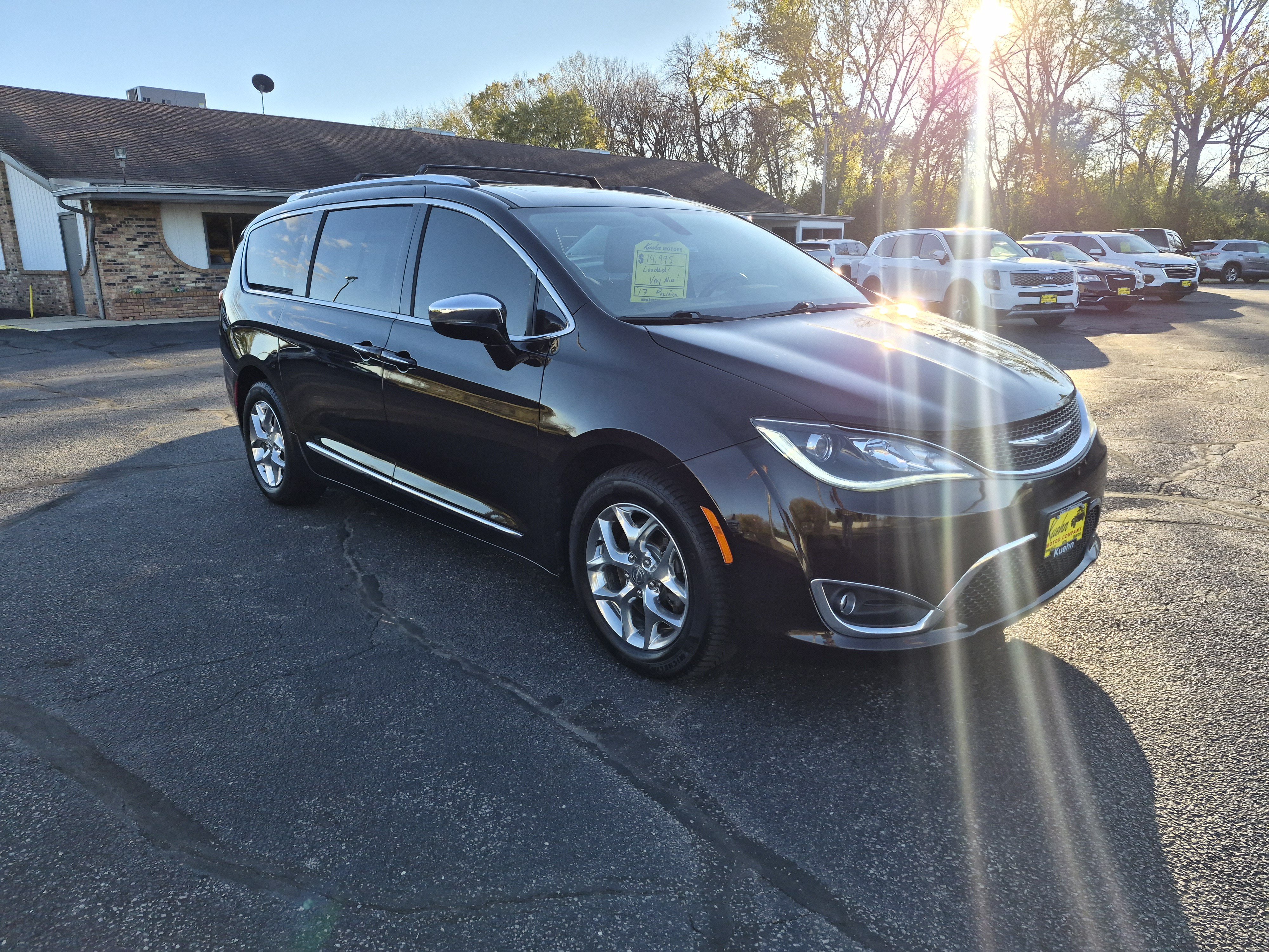 Used 2017 Chrysler Pacifica Limited FWD image 2