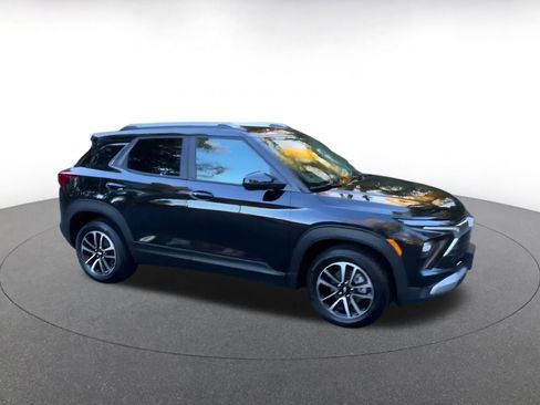 Used 2025 Chevrolet TrailBlazer LT image 2