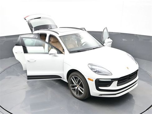 Used 2024 Porsche Macan image 30