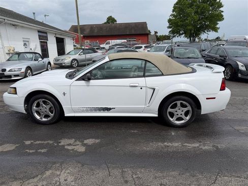 Used 2003 Ford Mustang Convertible RWD image 3