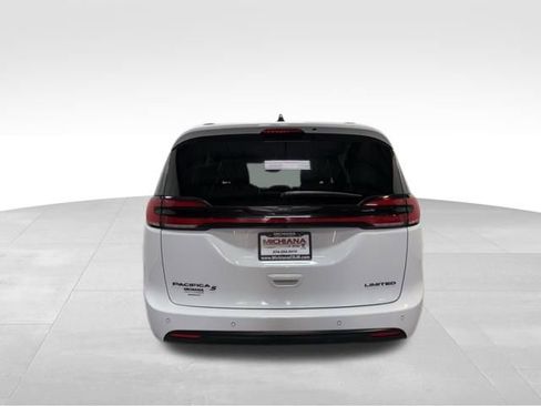 Certified 2025 Chrysler Pacifica Limited image 9