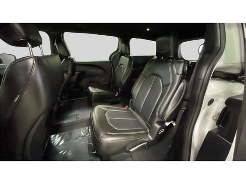 Used 2025 Chrysler Pacifica Select image 15
