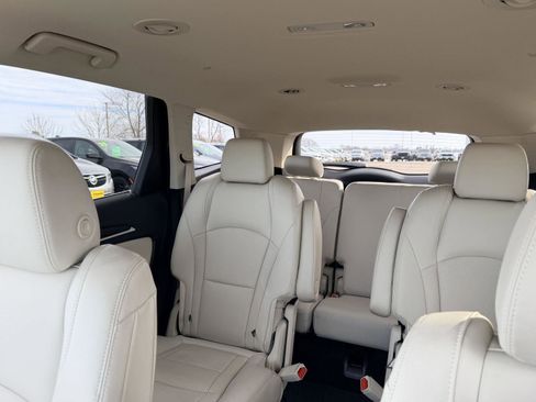Used 2023 Buick Enclave Essence image 4