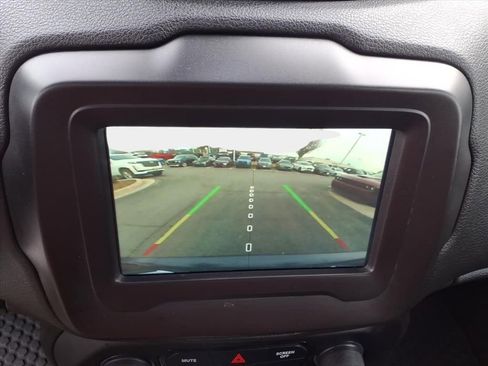 Used 2020 Jeep Renegade Latitude w/ Cold Weather Group image 23