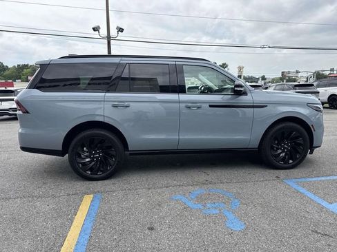 New 2026 Lincoln Navigator Reserve AWD/4WD image 3