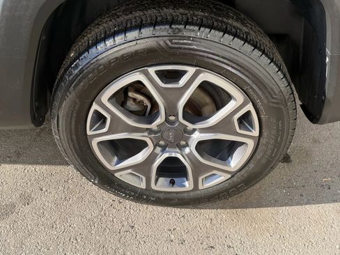 Used 2016 Jeep Renegade Limited image 9