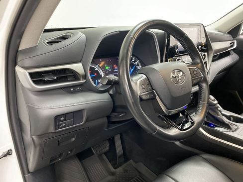 Used 2021 Toyota Highlander XLE image 2