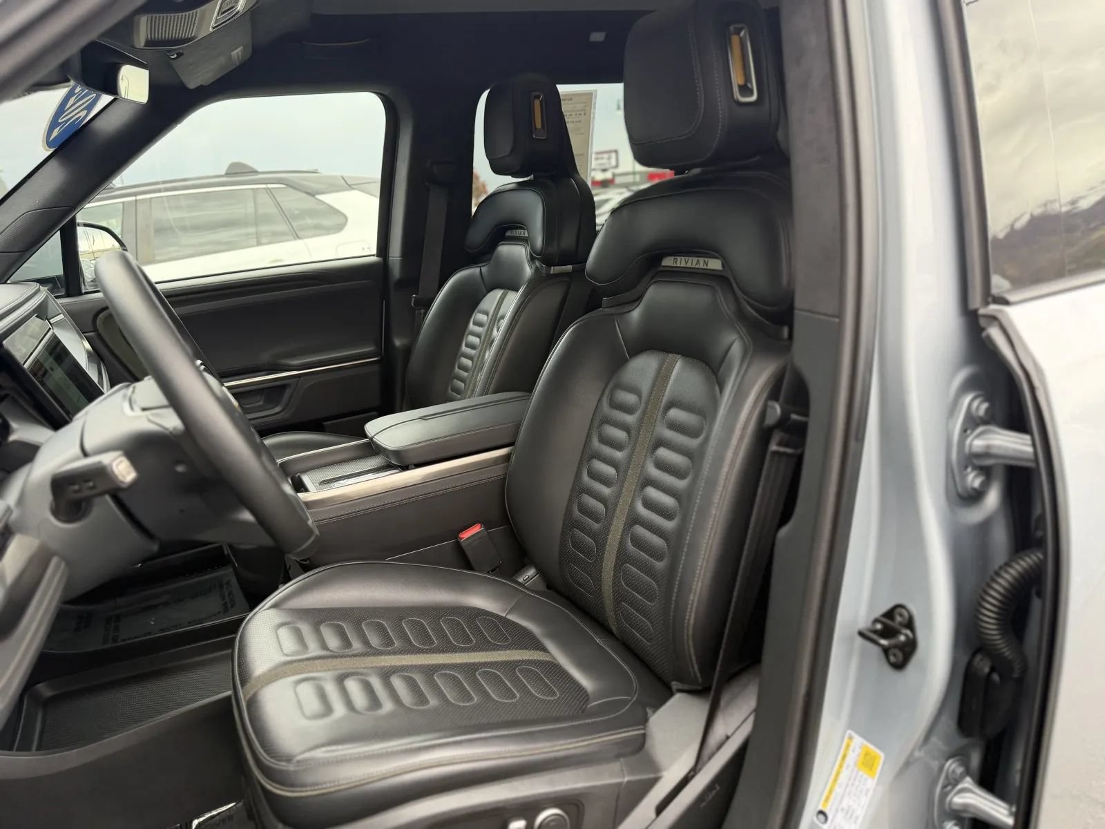 Used 2025 Rivian R1S Adventure Dual AWD/4WD image 16