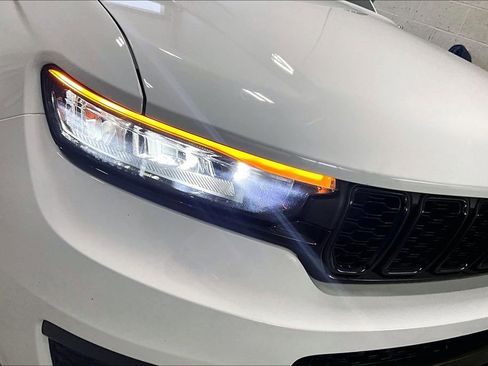 Used 2023 Jeep Grand Cherokee L Altitude image 31