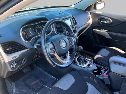 Used 2017 Jeep Cherokee Sport FWD image 17