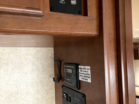 Used 2014 Ford F550 2WD Regular Cab Super Duty image 27