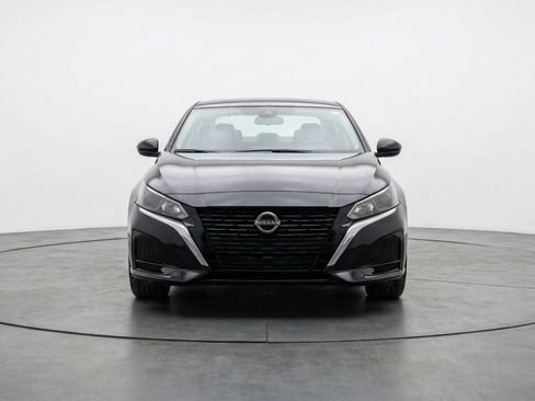 Used 2025 Nissan Altima 2.5 SV FWD image 2