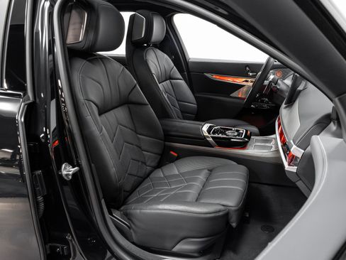 Used 2023 BMW 760i xDrive image 19