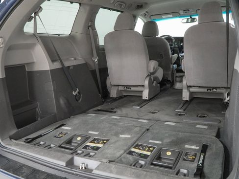 Used 2017 Toyota Sienna LE image 13