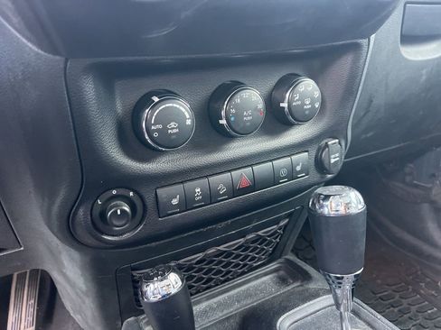 Used 2018 Jeep Wrangler Unlimited Rubicon w/ Cold Weather Group AWD/4WD image 18