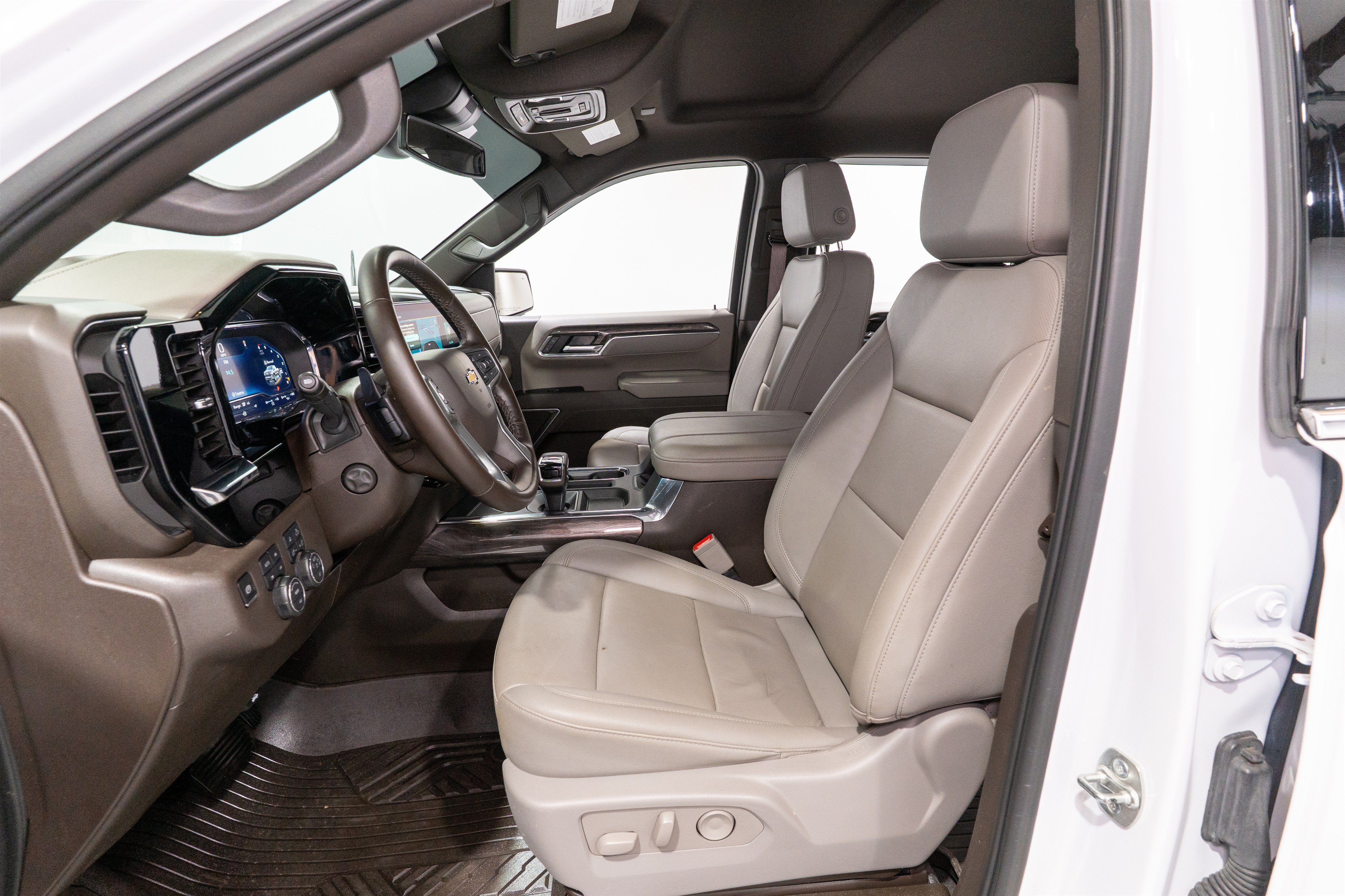 Used 2025 Chevrolet Silverado 1500 LTZ AWD/4WD image 17