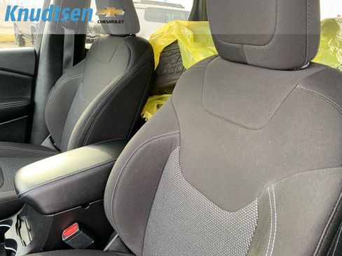 Used 2019 Jeep Cherokee Latitude w/ Cold Weather Group image 32