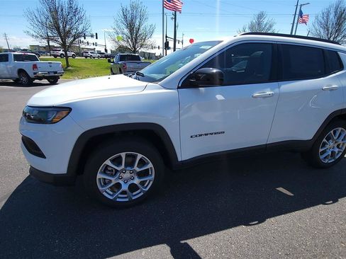 New 2024 Jeep Compass Latitude w/ Sun and Sound Group AWD/4WD image 4