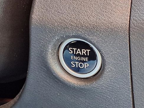 Used 2024 Nissan Frontier SV w/ SV Convenience Package image 8