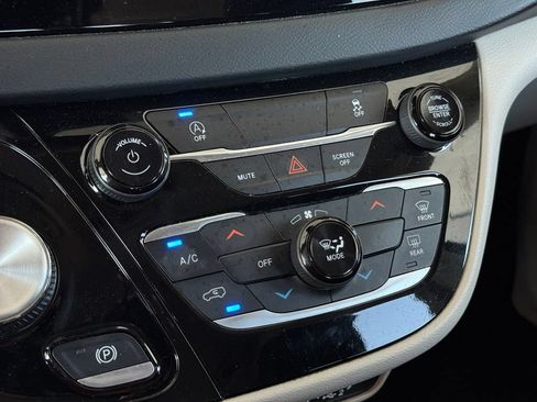 Used 2023 Chrysler Voyager LX FWD image 37