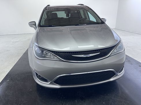 Used 2020 Chrysler Pacifica Touring-L FWD image 6