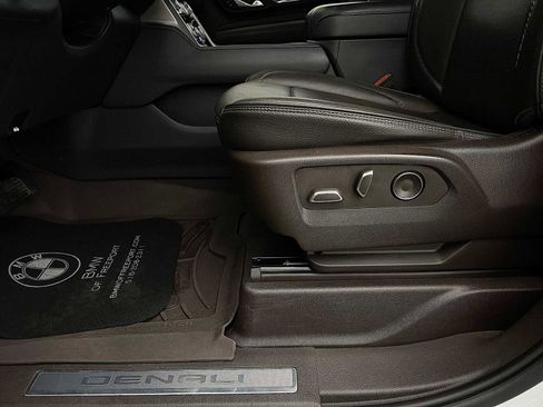 Used 2023 GMC Yukon XL Denali image 10