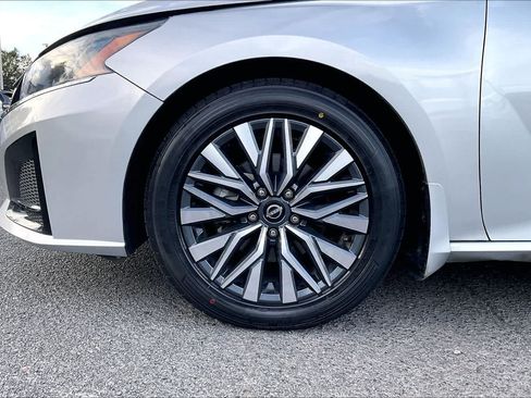 Used 2024 Nissan Altima 2.5 SV FWD image 8