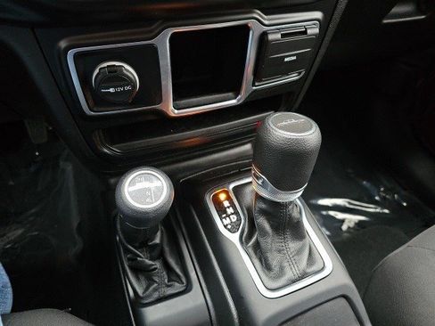 Used 2021 Jeep Gladiator Sport image 24