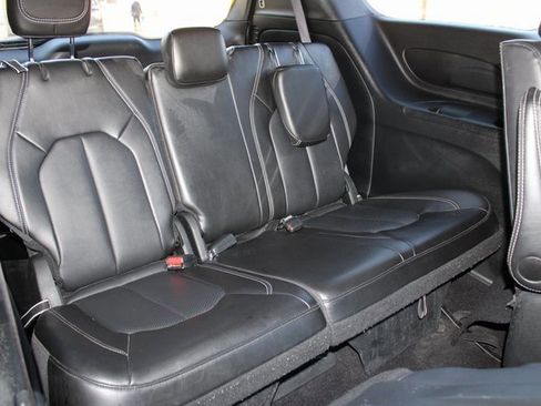 Used 2024 Chrysler Pacifica Limited image 19