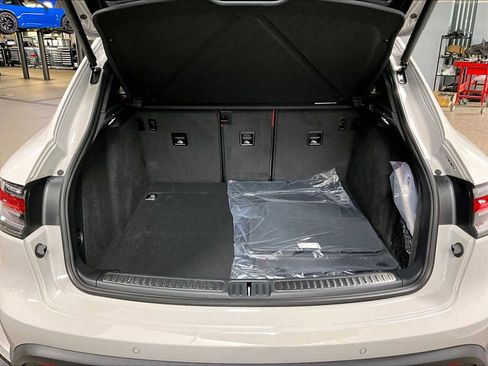 New 2026 Porsche Macan image 37