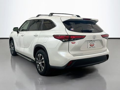 Used 2023 Toyota Highlander XLE FWD image 6