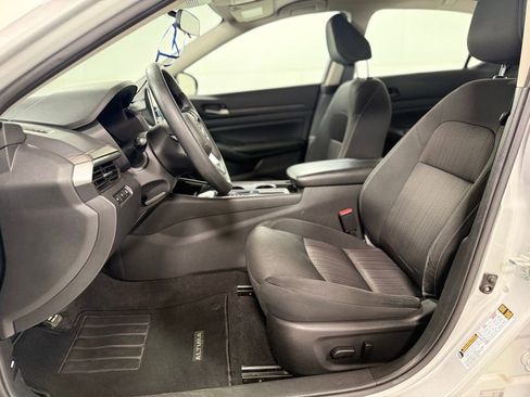 Used 2024 Nissan Altima 2.5 SV image 11