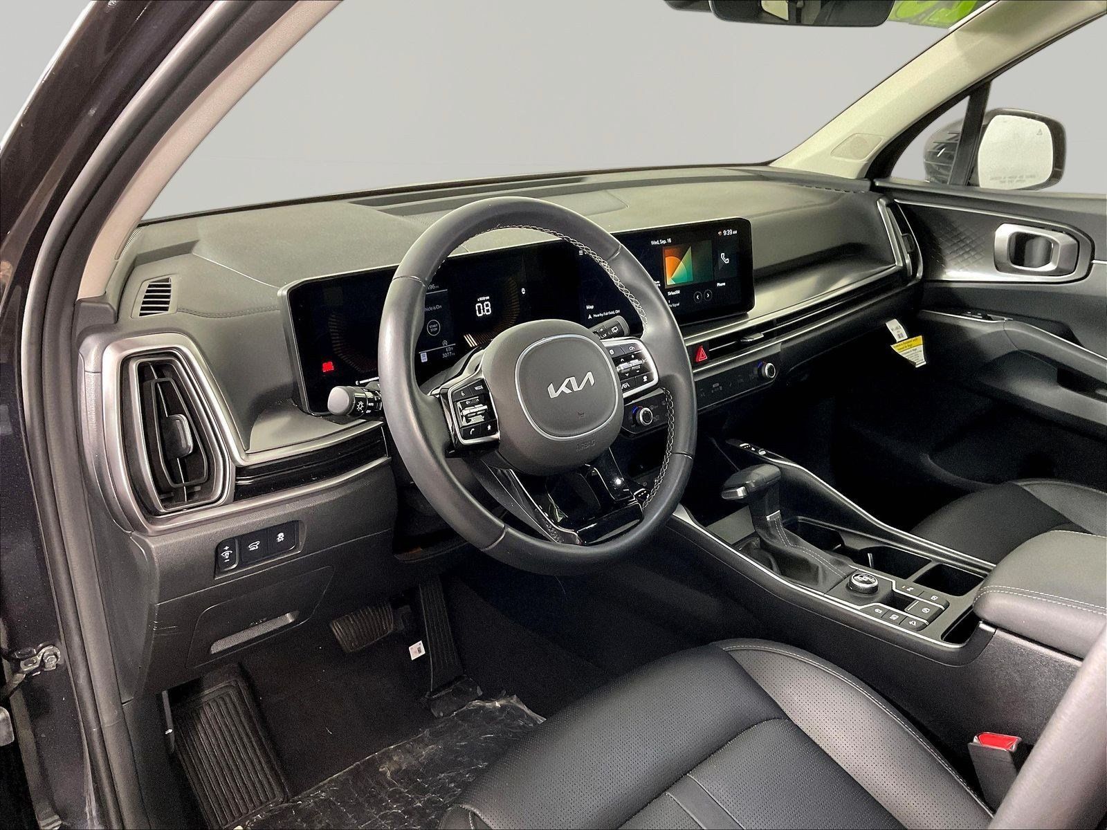 Certified 2025 Kia Sorento EX w/ Panoramic Sunroof Package FWD image 17