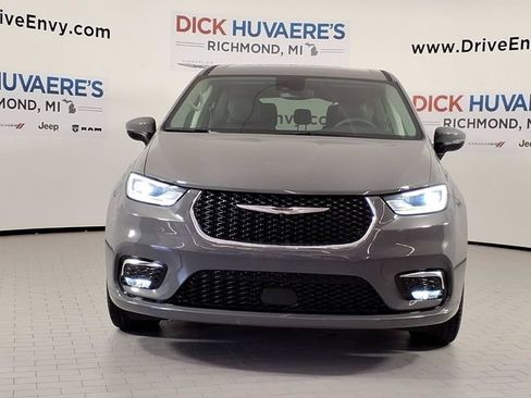 Used 2023 Chrysler Pacifica Touring-L AWD/4WD image 2